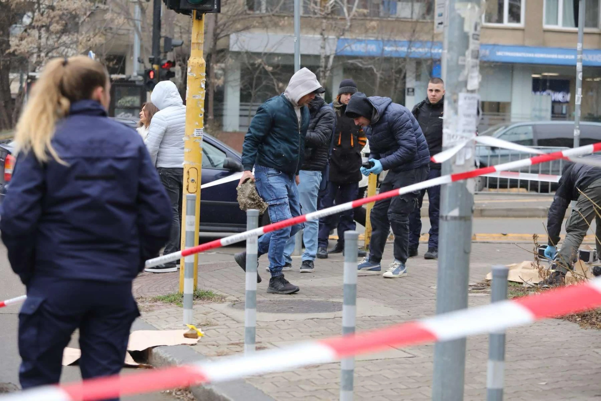 Зверство с осмокласничка в София: Маскирани я причакаха и...