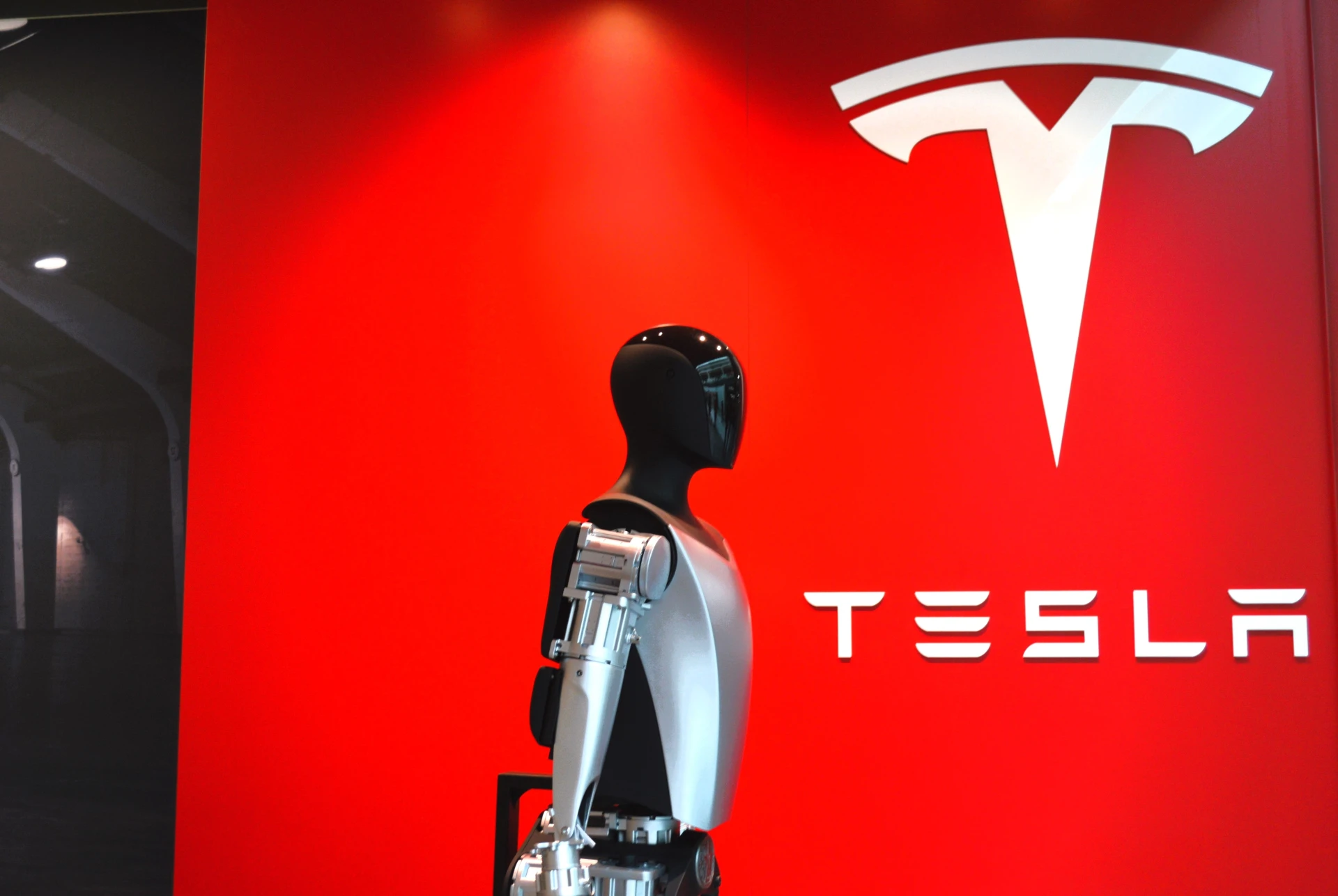 Пекин отвя Tesla: Как Китай се превърна в глобален център за производство на...