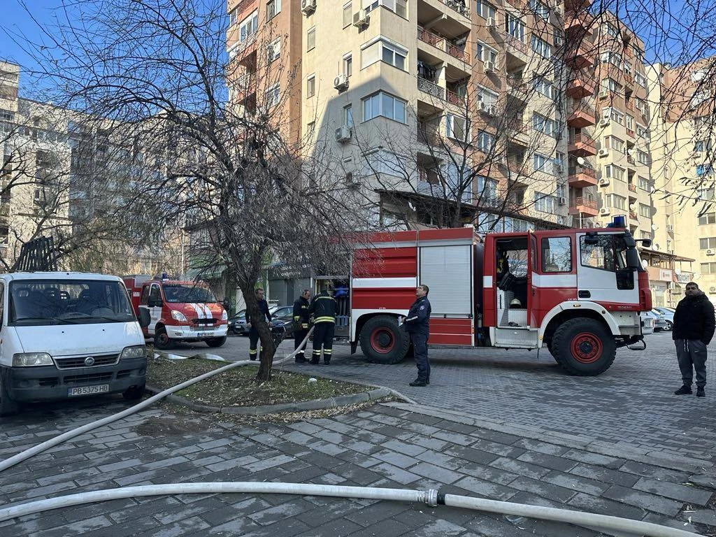 Само в БЛИЦ! Нов огнен ад в София, пожарникари евакуират хора