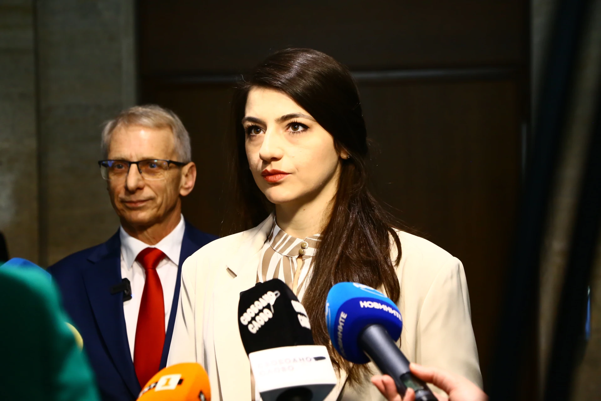 Лена Бориславова замръзна на въпрос за имунитета й СНИМКИ