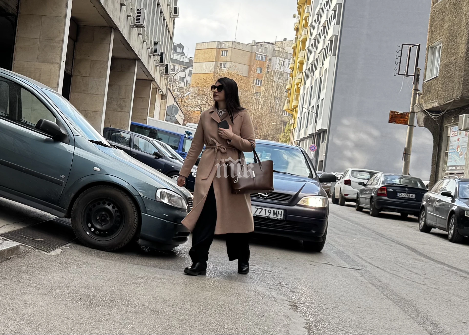Лена се кротна в СДВР, няма и помен от "сивия кардинал" СНИМКИ