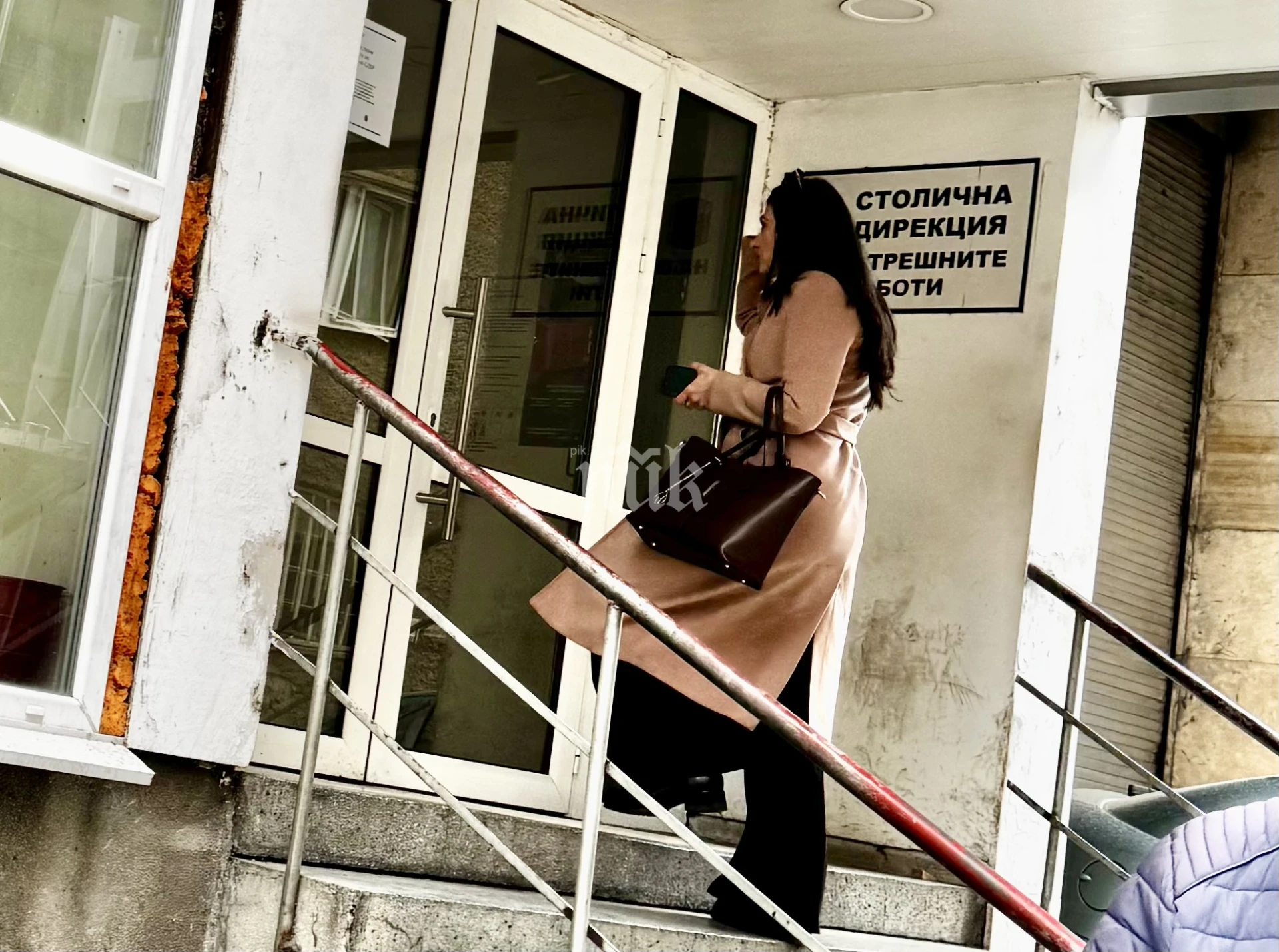 Лена се кротна в СДВР, няма и помен от "сивия кардинал" СНИМКИ