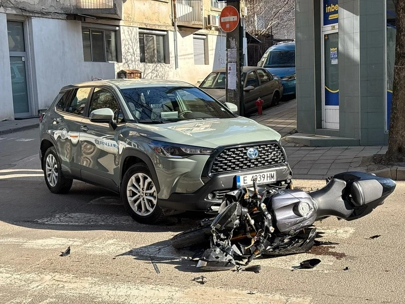 Брутално меле на пъпа на Благоевград, линейка хвърчи към болницата 