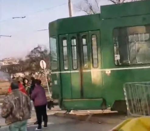 Първо в БЛИЦ! Зверско меле с трамвай в София ВИДЕО