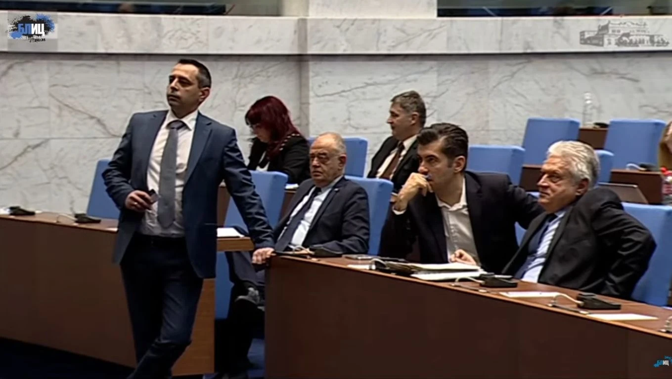 Цирк в НС! Тони Стораро звучи от трибуната, депутатите избухнаха в смях БЛИЦ Live