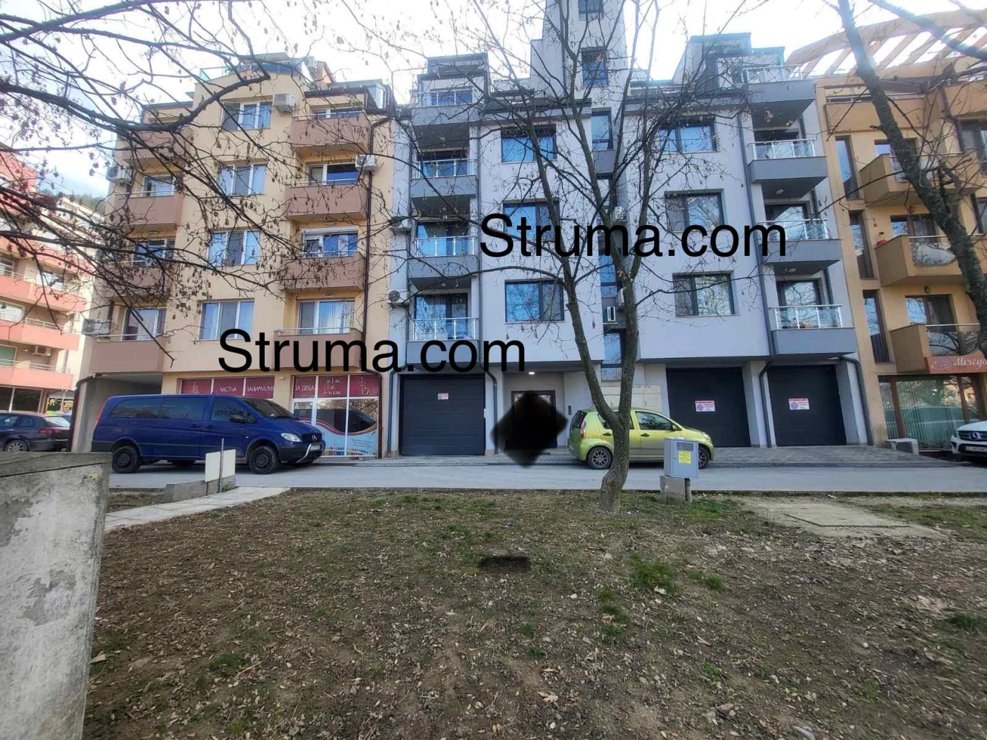 Известен бизнесмен от Благоевград се барикадира в дома си, гъмжи от полицаи СНИМКИ