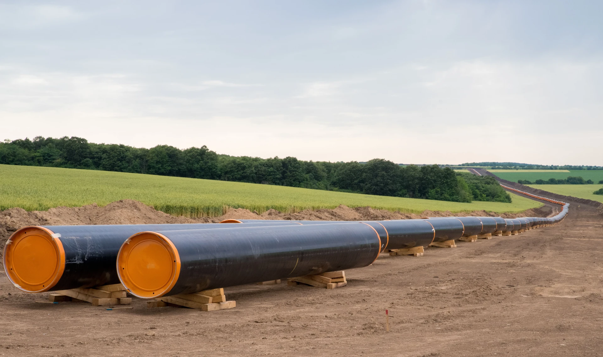 Словакия започна да внася руски газ през България