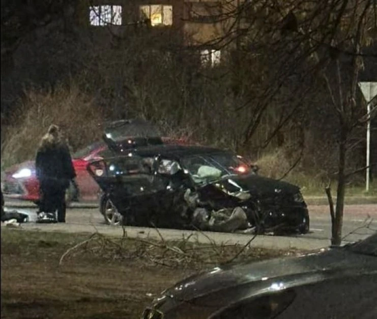 Ад по тъмно в София, кола е смачкана до неузнаваемост СНИМКИ 