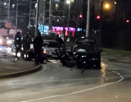 Ад по тъмно в София, кола е смачкана до неузнаваемост СНИМКИ 