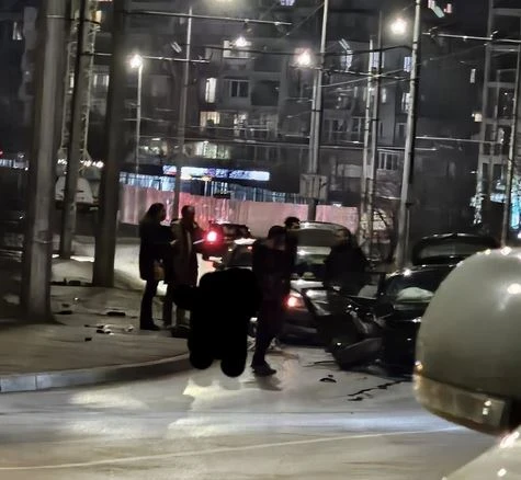 Ад по тъмно в София, кола е смачкана до неузнаваемост СНИМКИ 