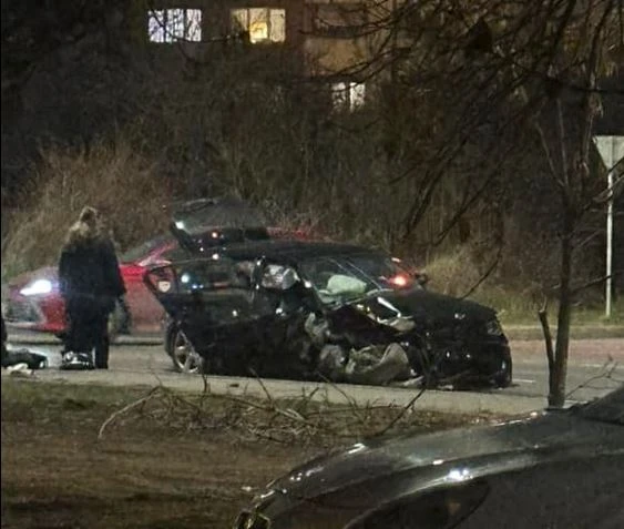 Ад по тъмно в София, кола е смачкана до неузнаваемост СНИМКИ 