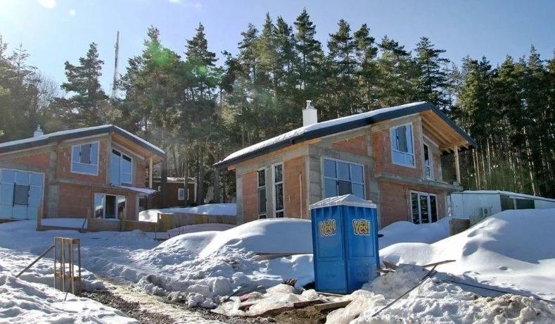 С дъх на соц: Вили и къщи за гости никнат като гъби до тази топ писта в наша планина