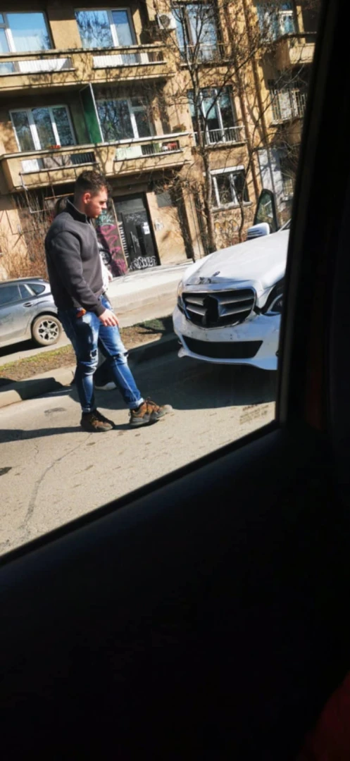 Първо в БЛИЦ! Зрелищно верижно меле на "Цариградско шосе", ад е СНИМКИ