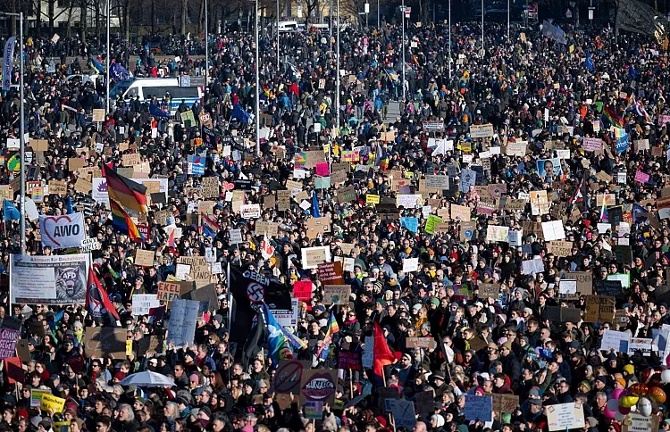 Масов протест в Германия срещу... ВИДЕО