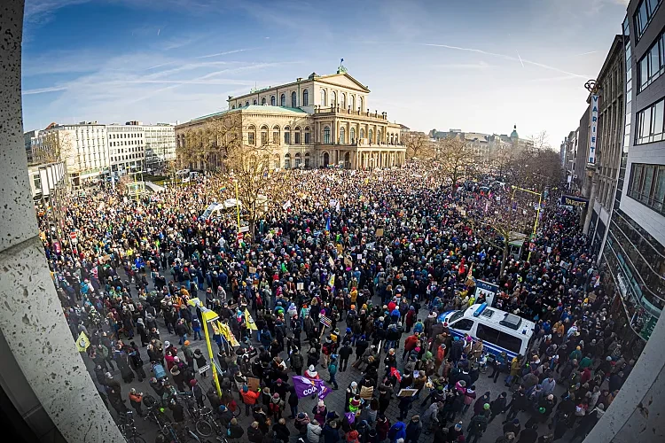 Масов протест в Германия срещу... ВИДЕО