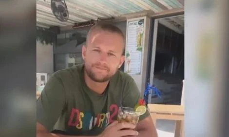 Млад мъж постна СНИМКА с коктейл от Тенерифе и потъна вдън земя  