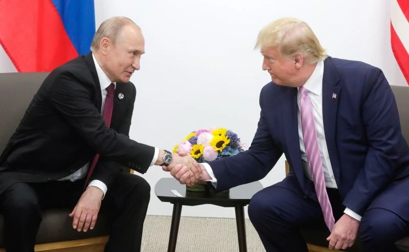 Bloomberg: Разговорът на Тръмп с Путин сигнализира, че той „предава“ Украйна