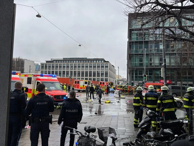 Ад в Мюнхен! Кола се вряза в тълпа с много хора, часове преди да дойдат световните лидери СНИМКИ