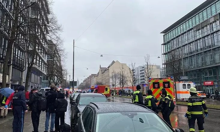 Ад в Мюнхен! Кола се вряза в тълпа с много хора, часове преди да дойдат световните лидери СНИМКИ
