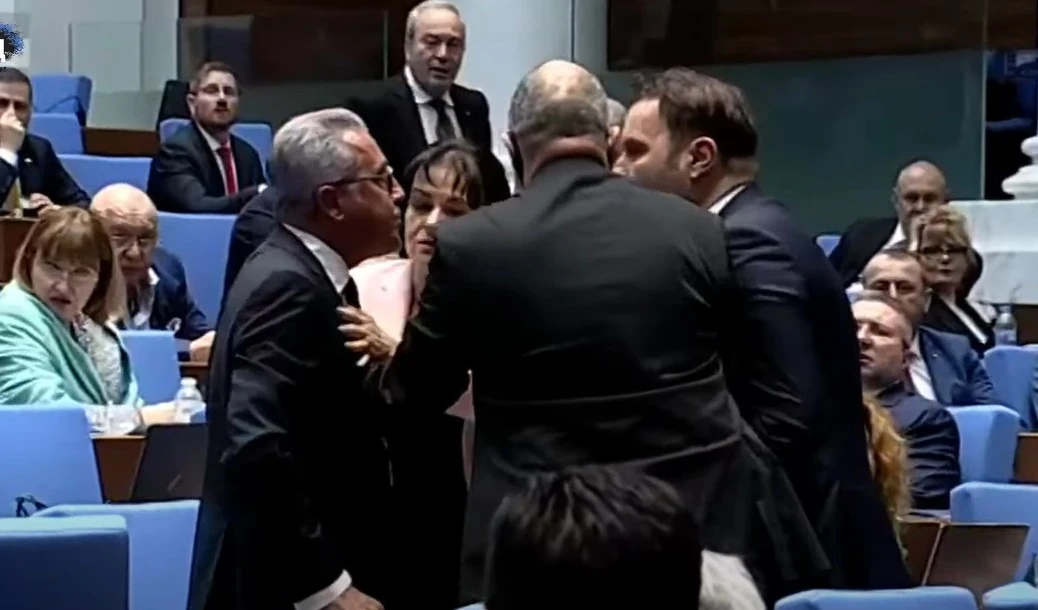 Нов челен сблъсък в парламента! Депутати налитат на бой, летят псувни и плюнки БЛИЦ Live 