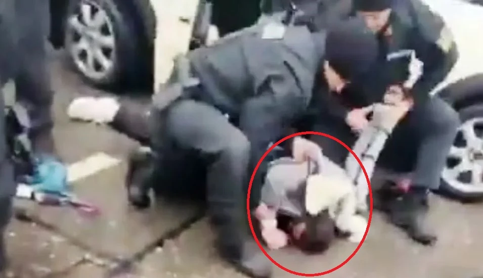 Ужасът в Мюнхен: Хората седят на земята, плачат и треперят
