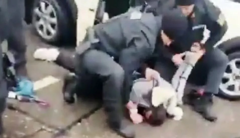 Ужасът в Мюнхен: Хората седят на земята, плачат и треперят