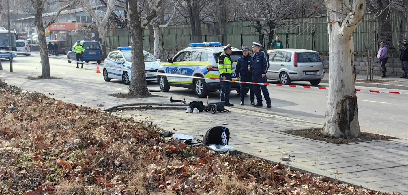 Кола помете майка с бебе на троатоар в Русе, количката е на трески ВИДЕО 