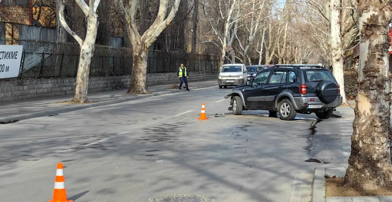 Кола помете майка с бебе на троатоар в Русе, количката е на трески ВИДЕО 
