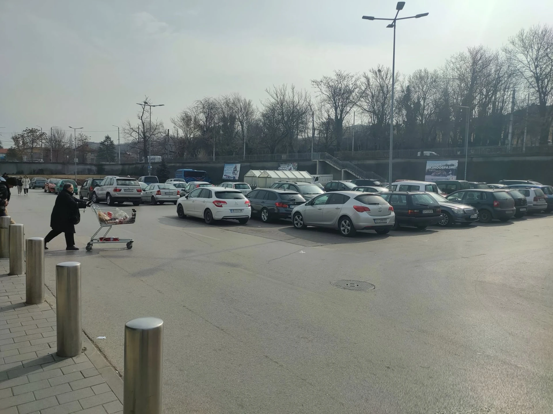 Фоторепортаж в БЛИЦ: Не е за вярване какво се случва в магазините в деня на бойкота СНИМКИ
