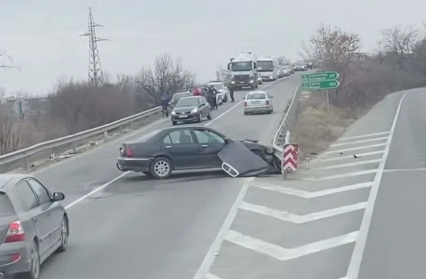 Зверски челен сблъсък край Пловдив, жена е... ВИДЕО