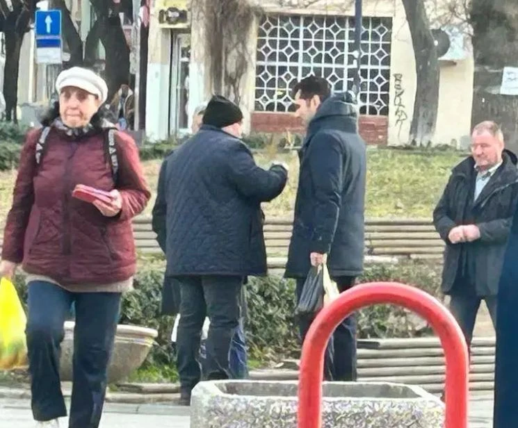 Петков заряза и партия, и парламент и хукна да... СНИМКИ 