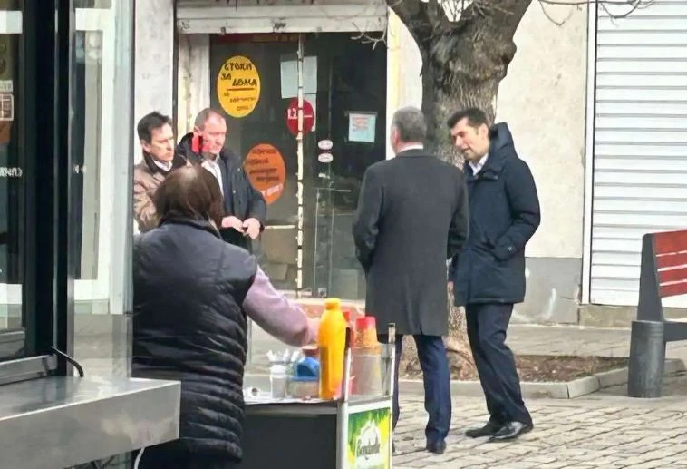 Петков заряза и партия, и парламент и хукна да... СНИМКИ 