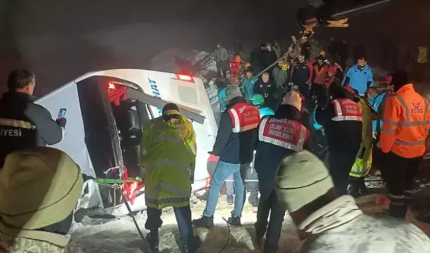 Трагедия! Автобус падна в пропаст в Турция, вадят труповете СНИМКИ