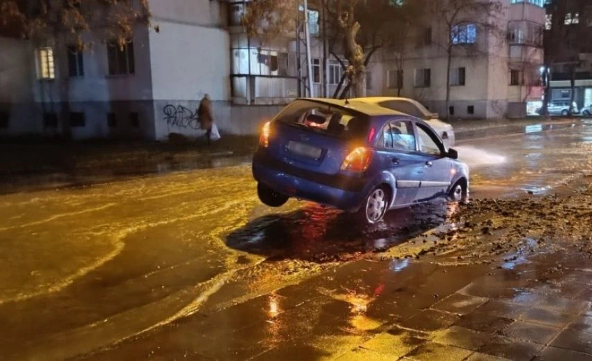 Голяма беля в Пловдив, кола пропадна в дупка ВИДЕО