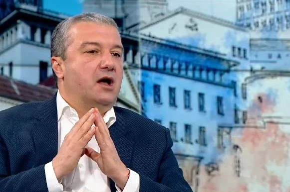 Човек от БСП вдигна завесата на конгреса и новия лидер: Ще има бял дим