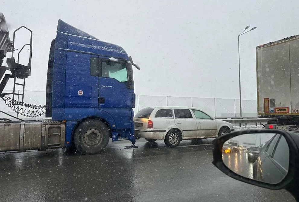 Катастрофа на бул. "Ботевградско шосе" в София, има голяма тапа СНИМКА