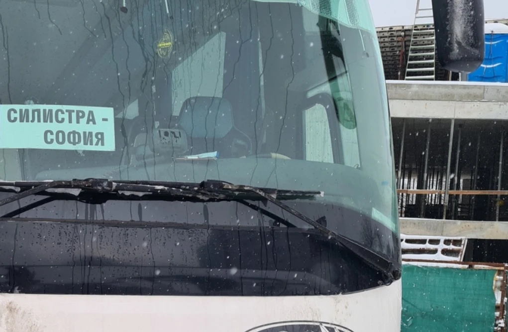 Автобус закъса заради снега, пътниците...