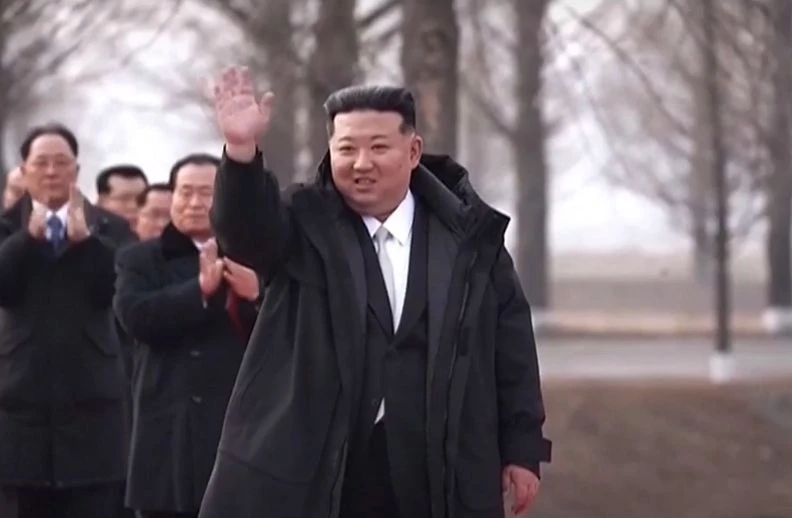 Ким Чен Ун отиде на гроба на баща си и се зарече, да... ВИДЕО