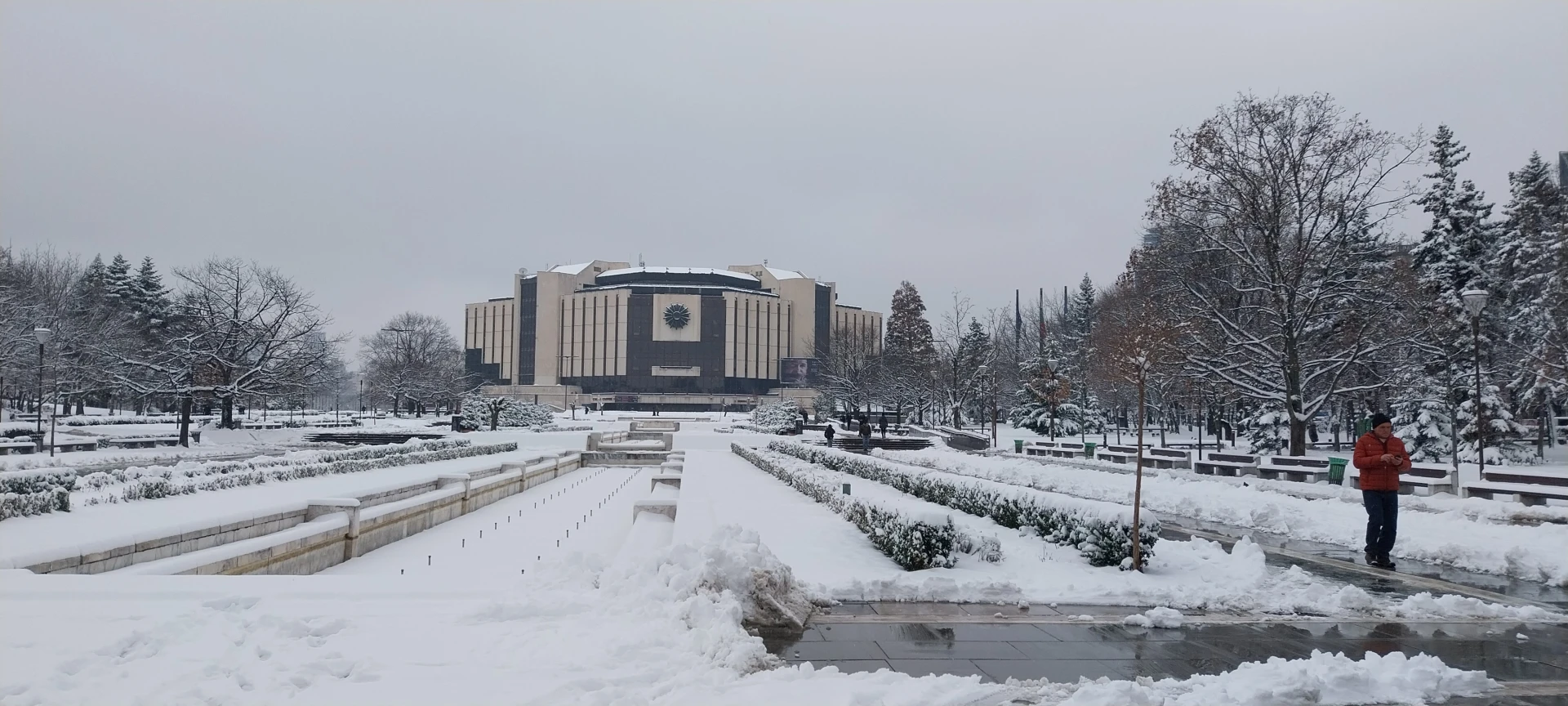 Сняг затрупва София навръх Цветница, студ сковава България за Великден СНИМКИ