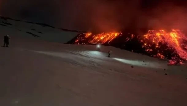 Зловещо и красиво: Вулканично изригване парализира летище в Европа ВИДЕО