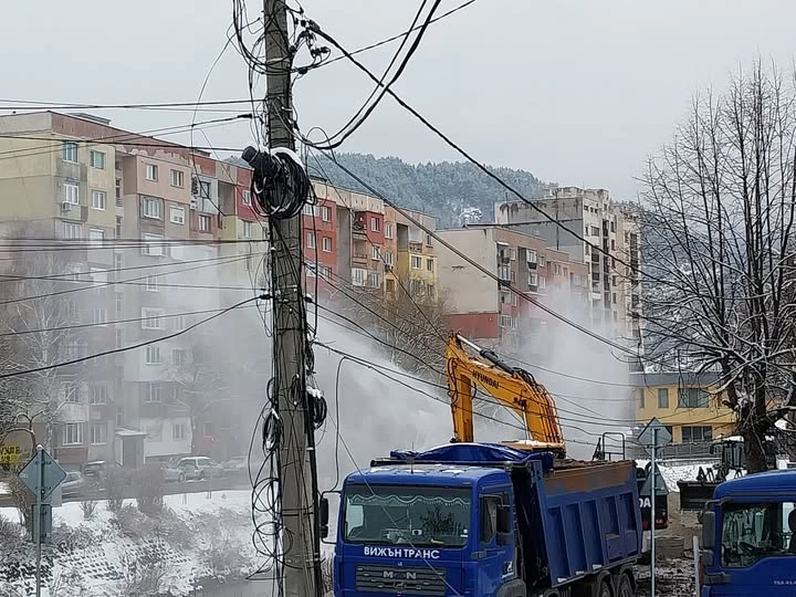 Гейзер изби в Перник, работници направиха голяма беля