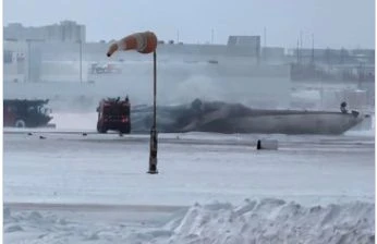 Авиокатастрофа в Торонто: Самолет се обърна по таван ВИДЕО