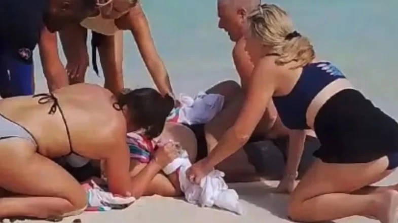 Акула отхапа ръцете на жена, опитваща се да се снима с нея СНИМКИ 18+