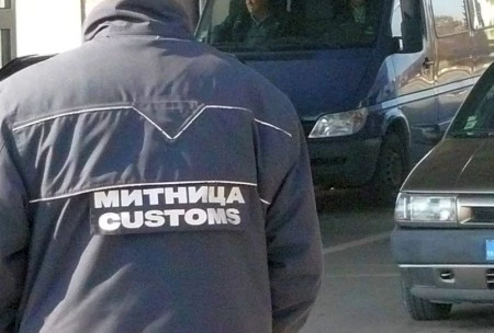 Митничари на "Лесово" вдигнаха ризата на този мъж и намериха съкровище за над 1,3 млн. лева СНИМКИ