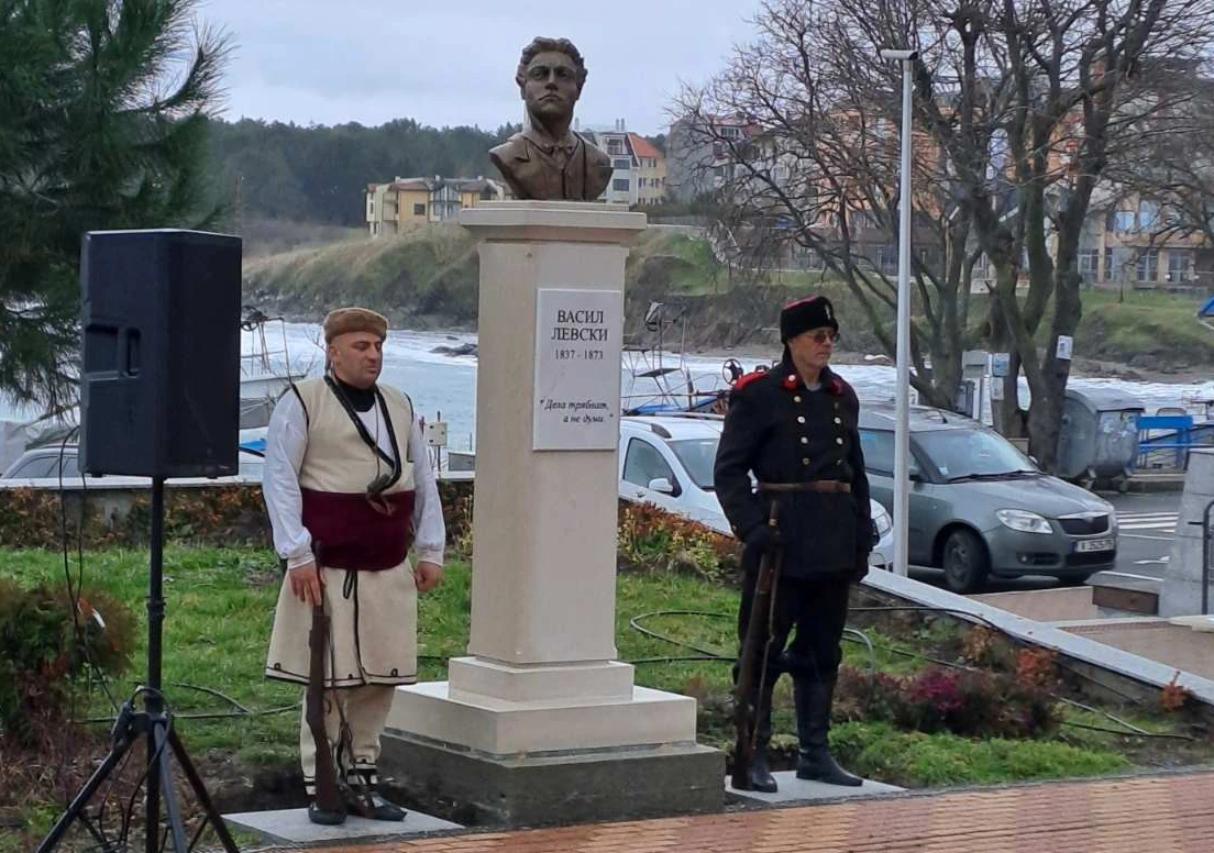 Паметник на Левски откриха в Ахтопол СНИМКИ