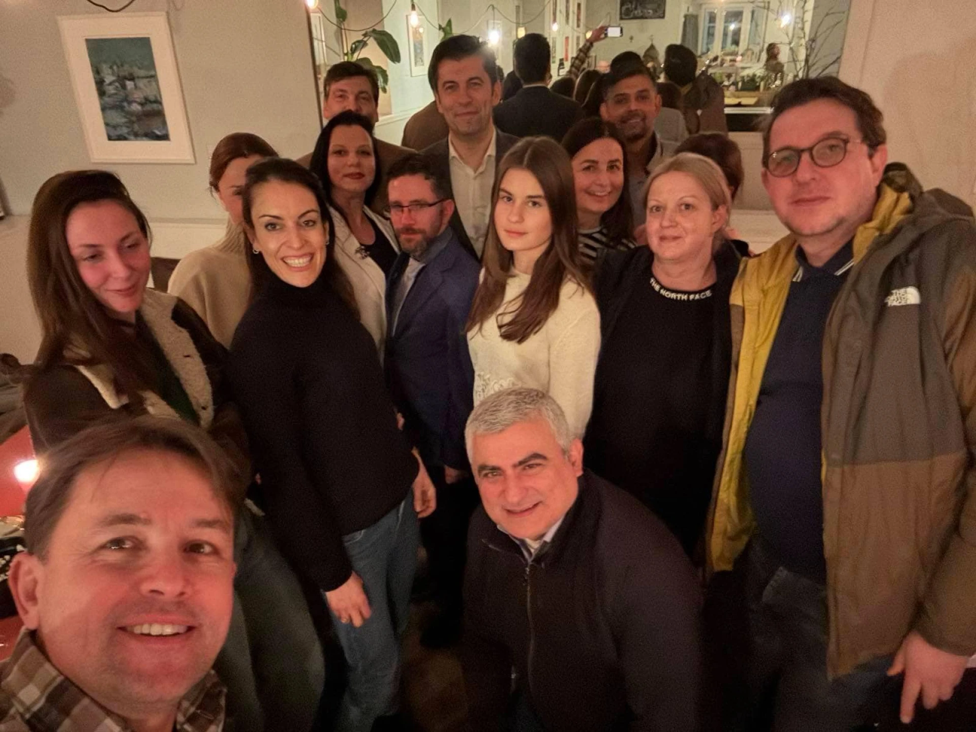 Късат от подигравки "туриста" Петков, а наш режисьор помоли Найо да...