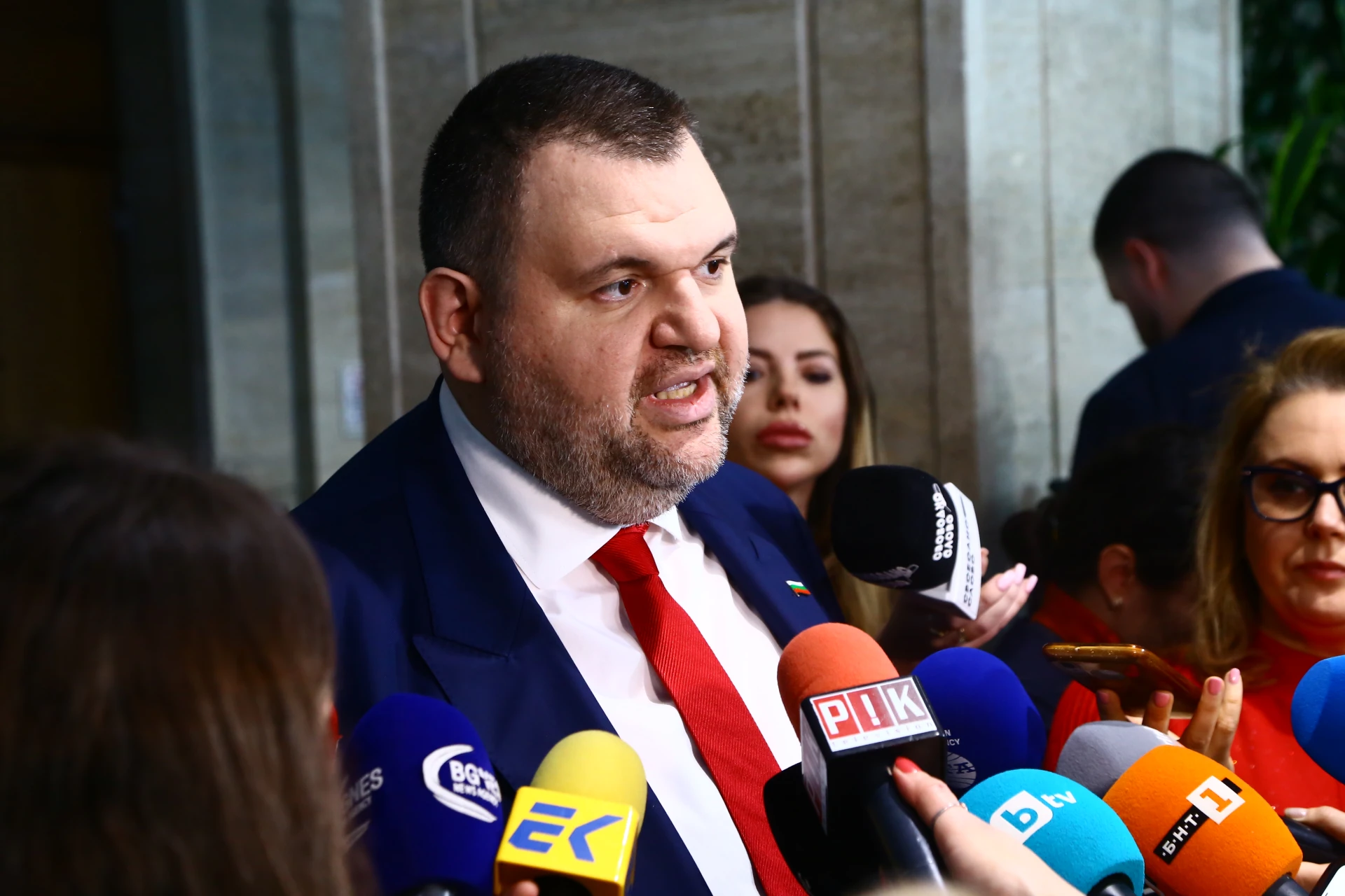 Инфарктно проучване: Пеевски с все по-висок рейтинг, Радев - надолу, а ГЕРБ и "Възраждане"... СНИМКИ