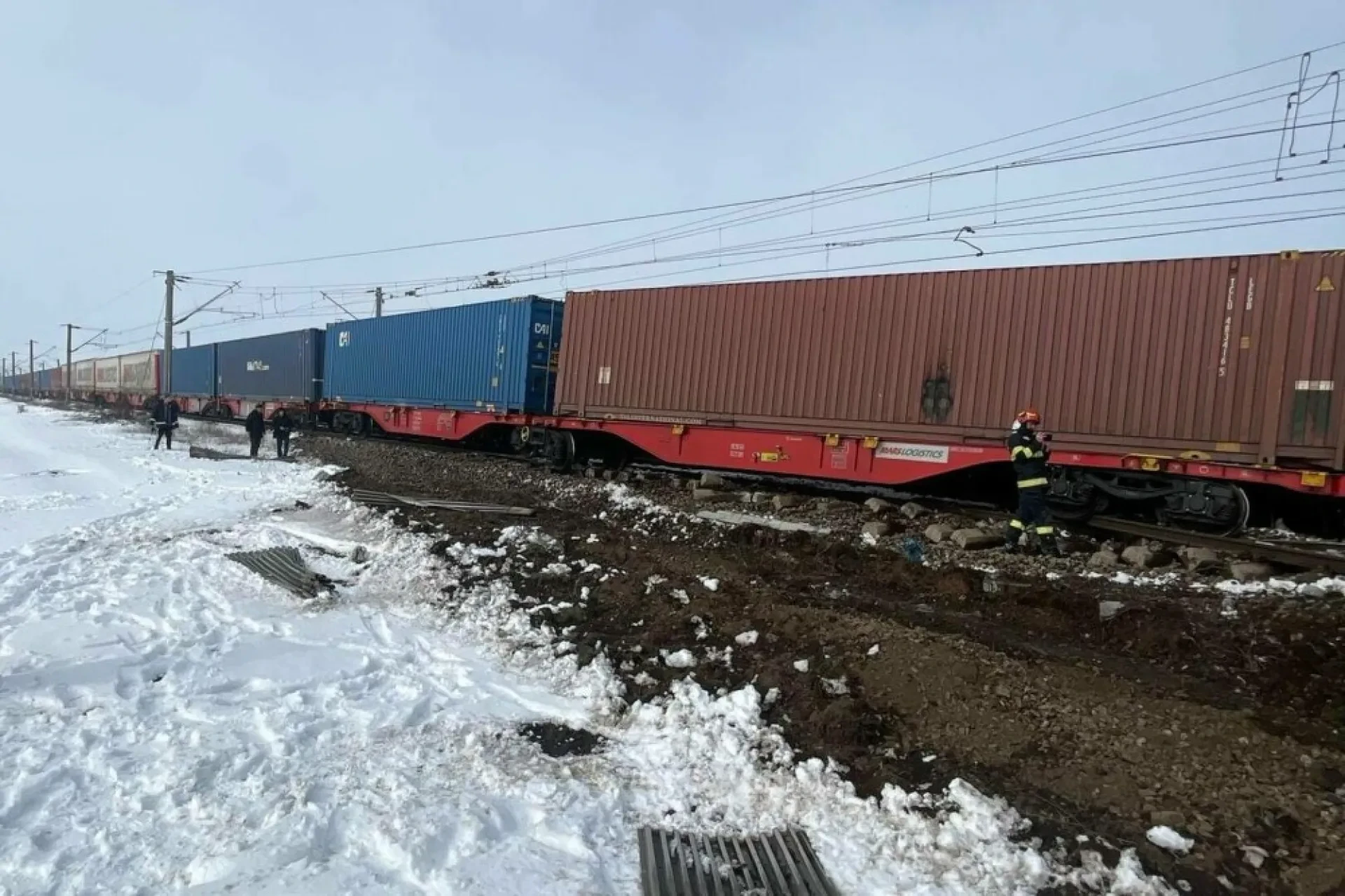 Ужасяваща катастрофа с български влак потресе Румъния, вагони хвърчат извън релсите СНИМКИ 18+