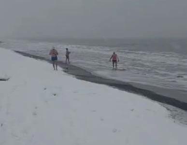 Чудо невиждано по Черноморието! Всички гледат и не вярват какви ги вършат тези хора ВИДЕО 