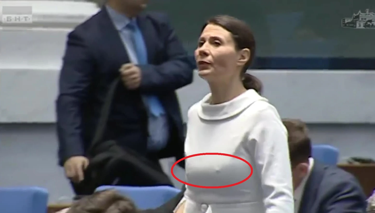 Нежно острие на ДБ събра погледите на депутатите с щръкнали зърна СНИМКИ 